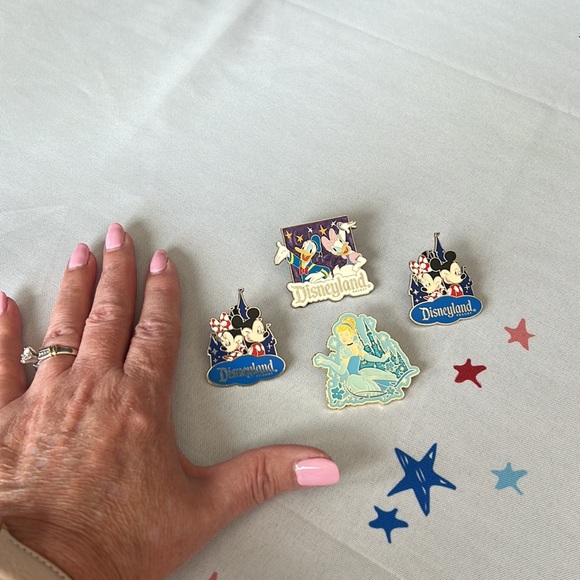 Disney collectible pins - Picture 2 of 3